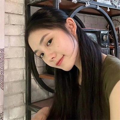 她行走于黑暗中海报